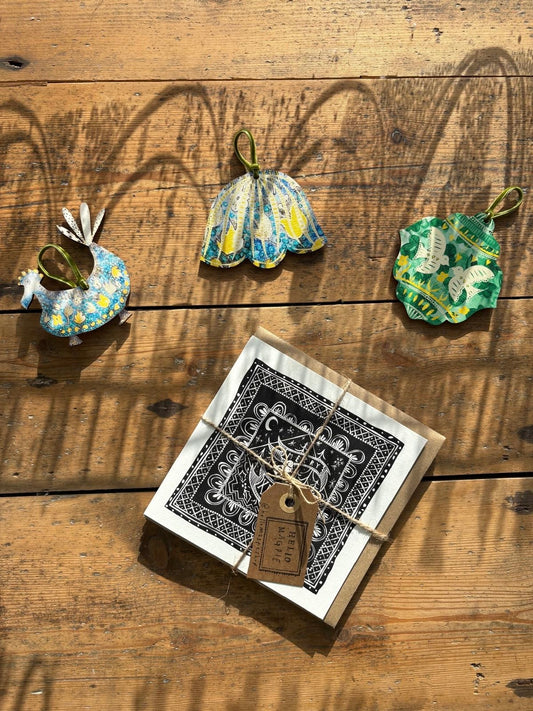 Pack of 5 - Illustrated Greetings Card (blank inside) with Kraft Brown Envelope (145mm x 145mm) - Merry Xmas (black)