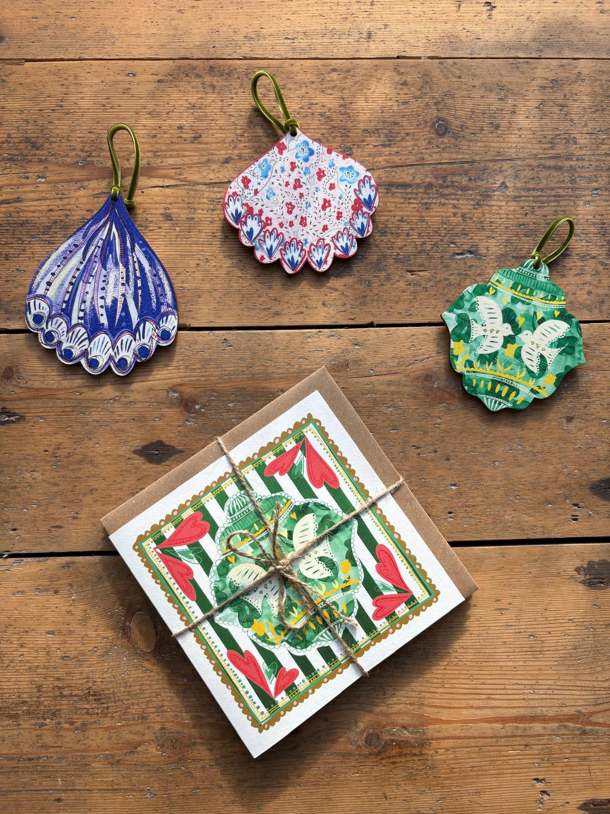 Pack of 5 - Illustrated Greetings Card (blank inside) with Kraft Brown Envelope (145mm x 145mm) - Green Baubles